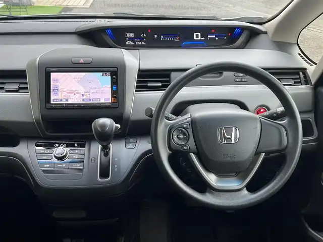 ホンダ フリード＋ G 山口県 2017(平29)年 3.6万km ホワイトオーキッドパール 純正メモリーナビ/フルセグTV/バックカメラ/両側パワースライドドア /オートライト/ウィンカーミラー/純正フロアマット/純正ドアバイザー/純正LEDヘッドライト/エンジンプッシュスタート/ビルトインETC