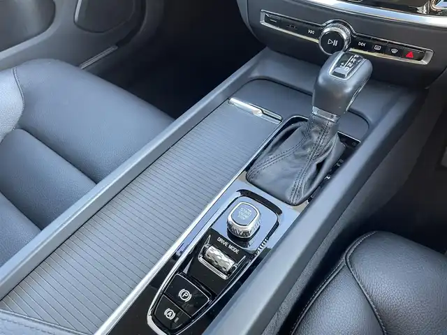 ボルボ Ｖ６０ T5 インスクリプション 東京都 2018(平30)年 2.5万km ワイン 純正ナビ/360°カメラ/レザーシート/ETC2.0/衝突軽減ブレーキ/アダプティブクルーズコントロール/純正17インチアルミホイール/フルセグTV/ドライブレコーダー/シートヒーター/スマートキー/プッシュスタート