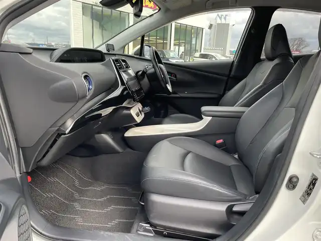 トヨタ プリウス A プレミアム　ツーリングセレ 鳥取県 2016(平28)年 5万km ホワイトパールクリスタルシャイン アルパイン９型ナビ／フルセグ／ＤＶＤ／ＣＤ／ＢＴ/バックカメラ/トヨタセーフテセンス/レーダークルーズコントロール/レーンキープアシスト/ヘットアップディスプレイ・ＢＳＭ/黒レザーシート/前席シートヒーター/運転席パワーシート/LEDヘットライト/LEDフォグランプ/純正１７インチアルミホイール/純正OPブラックホイールキャップ/プッシュスタート/フロアマット/ドアバイザー