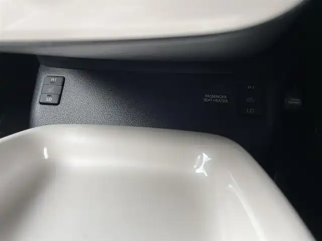 トヨタ プリウス A プレミアム　ツーリングセレ 鳥取県 2016(平28)年 5万km ホワイトパールクリスタルシャイン アルパイン９型ナビ／フルセグ／ＤＶＤ／ＣＤ／ＢＴ/バックカメラ/トヨタセーフテセンス/レーダークルーズコントロール/レーンキープアシスト/ヘットアップディスプレイ・ＢＳＭ/黒レザーシート/前席シートヒーター/運転席パワーシート/LEDヘットライト/LEDフォグランプ/純正１７インチアルミホイール/純正OPブラックホイールキャップ/プッシュスタート/フロアマット/ドアバイザー