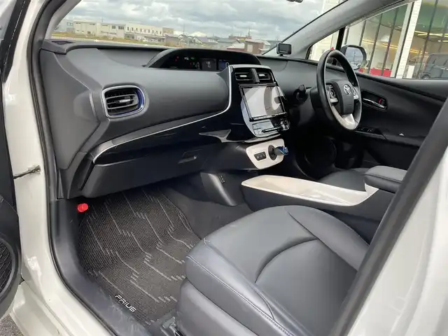 トヨタ プリウス A プレミアム　ツーリングセレ 鳥取県 2016(平28)年 5万km ホワイトパールクリスタルシャイン アルパイン９型ナビ／フルセグ／ＤＶＤ／ＣＤ／ＢＴ/バックカメラ/トヨタセーフテセンス/レーダークルーズコントロール/レーンキープアシスト/ヘットアップディスプレイ・ＢＳＭ/黒レザーシート/前席シートヒーター/運転席パワーシート/LEDヘットライト/LEDフォグランプ/純正１７インチアルミホイール/純正OPブラックホイールキャップ/プッシュスタート/フロアマット/ドアバイザー