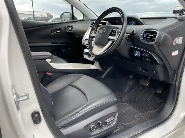 トヨタ プリウス A プレミアム　ツーリングセレ 鳥取県 2016(平28)年 5万km ホワイトパールクリスタルシャイン アルパイン９型ナビ／フルセグ／ＤＶＤ／ＣＤ／ＢＴ/バックカメラ/トヨタセーフテセンス/レーダークルーズコントロール/レーンキープアシスト/ヘットアップディスプレイ・ＢＳＭ/黒レザーシート/前席シートヒーター/運転席パワーシート/LEDヘットライト/LEDフォグランプ/純正１７インチアルミホイール/純正OPブラックホイールキャップ/プッシュスタート/フロアマット/ドアバイザー