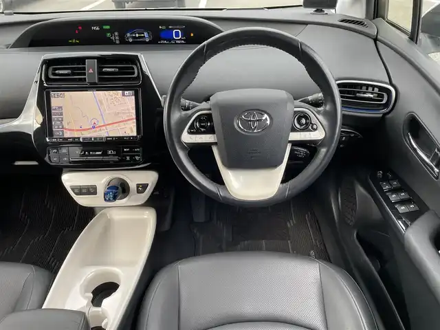 トヨタ プリウス A プレミアム　ツーリングセレ 鳥取県 2016(平28)年 5万km ホワイトパールクリスタルシャイン アルパイン９型ナビ／フルセグ／ＤＶＤ／ＣＤ／ＢＴ/バックカメラ/トヨタセーフテセンス/レーダークルーズコントロール/レーンキープアシスト/ヘットアップディスプレイ・ＢＳＭ/黒レザーシート/前席シートヒーター/運転席パワーシート/LEDヘットライト/LEDフォグランプ/純正１７インチアルミホイール/純正OPブラックホイールキャップ/プッシュスタート/フロアマット/ドアバイザー