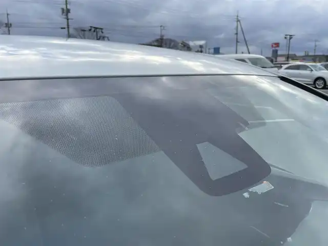 トヨタ プリウス A プレミアム　ツーリングセレ 鳥取県 2016(平28)年 5万km ホワイトパールクリスタルシャイン アルパイン９型ナビ／フルセグ／ＤＶＤ／ＣＤ／ＢＴ/バックカメラ/トヨタセーフテセンス/レーダークルーズコントロール/レーンキープアシスト/ヘットアップディスプレイ・ＢＳＭ/黒レザーシート/前席シートヒーター/運転席パワーシート/LEDヘットライト/LEDフォグランプ/純正１７インチアルミホイール/純正OPブラックホイールキャップ/プッシュスタート/フロアマット/ドアバイザー