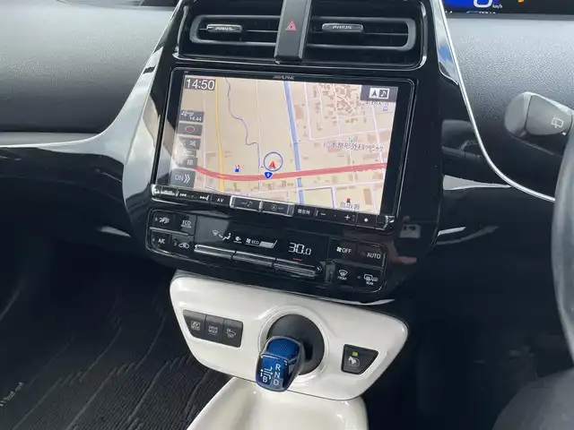 トヨタ プリウス A プレミアム　ツーリングセレ 鳥取県 2016(平28)年 5万km ホワイトパールクリスタルシャイン アルパイン９型ナビ／フルセグ／ＤＶＤ／ＣＤ／ＢＴ/バックカメラ/トヨタセーフテセンス/レーダークルーズコントロール/レーンキープアシスト/ヘットアップディスプレイ・ＢＳＭ/黒レザーシート/前席シートヒーター/運転席パワーシート/LEDヘットライト/LEDフォグランプ/純正１７インチアルミホイール/純正OPブラックホイールキャップ/プッシュスタート/フロアマット/ドアバイザー