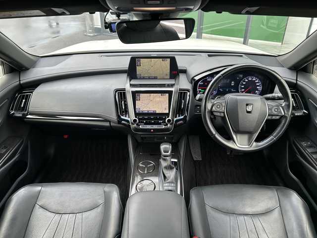 トヨタ クラウン ハイブリッド S Cパッケージ 岐阜県 2018(平30)年 8.8万km ホワイトパールクリスタルシャイン 登録時走行距離88264km/純正８インチナビ(Bluetooth接続/CDチェンジャー)/フルセグＴＶ/バックカメラ/ステアリングヒーター/レーダークルーズコントロール/パワーシート/エアシート/レザーシート/ブラインドスポットモニター/コーナーセンサー/ドライブレコーダー/禁煙車/ビルトインETC/純正アルミホイール/レーンキープアシスト/プッシュスタート/スペアキー/スマートキー