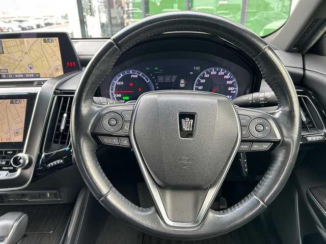 トヨタ クラウン ハイブリッド S Cパッケージ 岐阜県 2018(平30)年 8.8万km ホワイトパールクリスタルシャイン 登録時走行距離88264km/純正８インチナビ(Bluetooth接続/CDチェンジャー)/フルセグＴＶ/バックカメラ/ステアリングヒーター/レーダークルーズコントロール/パワーシート/エアシート/レザーシート/ブラインドスポットモニター/コーナーセンサー/ドライブレコーダー/禁煙車/ビルトインETC/純正アルミホイール/レーンキープアシスト/プッシュスタート/スペアキー/スマートキー