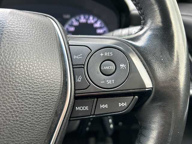 トヨタ クラウン ハイブリッド S Cパッケージ 岐阜県 2018(平30)年 8.8万km ホワイトパールクリスタルシャイン 登録時走行距離88264km/純正８インチナビ(Bluetooth接続/CDチェンジャー)/フルセグＴＶ/バックカメラ/ステアリングヒーター/レーダークルーズコントロール/パワーシート/エアシート/レザーシート/ブラインドスポットモニター/コーナーセンサー/ドライブレコーダー/禁煙車/ビルトインETC/純正アルミホイール/レーンキープアシスト/プッシュスタート/スペアキー/スマートキー