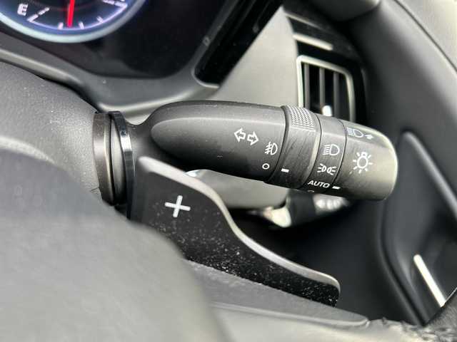 トヨタ クラウン ハイブリッド S Cパッケージ 岐阜県 2018(平30)年 8.8万km ホワイトパールクリスタルシャイン 登録時走行距離88264km/純正８インチナビ(Bluetooth接続/CDチェンジャー)/フルセグＴＶ/バックカメラ/ステアリングヒーター/レーダークルーズコントロール/パワーシート/エアシート/レザーシート/ブラインドスポットモニター/コーナーセンサー/ドライブレコーダー/禁煙車/ビルトインETC/純正アルミホイール/レーンキープアシスト/プッシュスタート/スペアキー/スマートキー