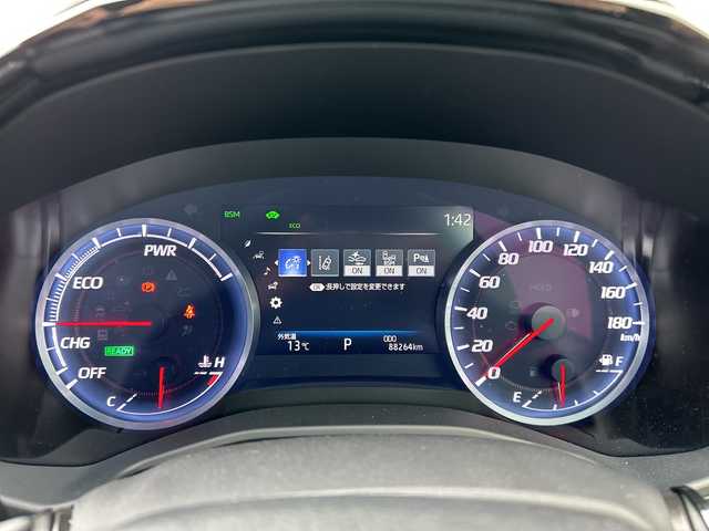 トヨタ クラウン ハイブリッド S Cパッケージ 岐阜県 2018(平30)年 8.8万km ホワイトパールクリスタルシャイン 登録時走行距離88264km/純正８インチナビ(Bluetooth接続/CDチェンジャー)/フルセグＴＶ/バックカメラ/ステアリングヒーター/レーダークルーズコントロール/パワーシート/エアシート/レザーシート/ブラインドスポットモニター/コーナーセンサー/ドライブレコーダー/禁煙車/ビルトインETC/純正アルミホイール/レーンキープアシスト/プッシュスタート/スペアキー/スマートキー