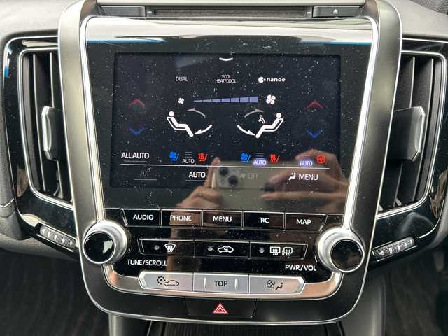 トヨタ クラウン ハイブリッド S Cパッケージ 岐阜県 2018(平30)年 8.8万km ホワイトパールクリスタルシャイン 登録時走行距離88264km/純正８インチナビ(Bluetooth接続/CDチェンジャー)/フルセグＴＶ/バックカメラ/ステアリングヒーター/レーダークルーズコントロール/パワーシート/エアシート/レザーシート/ブラインドスポットモニター/コーナーセンサー/ドライブレコーダー/禁煙車/ビルトインETC/純正アルミホイール/レーンキープアシスト/プッシュスタート/スペアキー/スマートキー