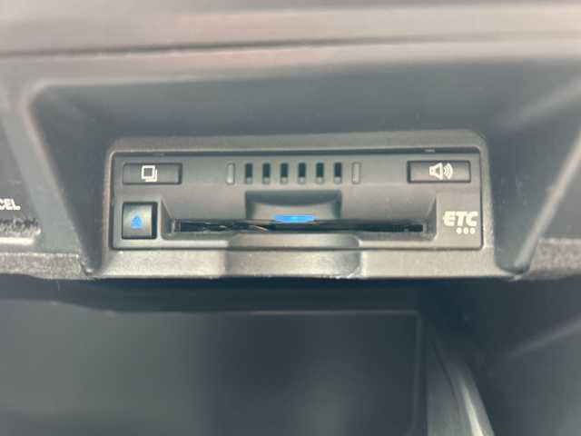 トヨタ クラウン ハイブリッド S Cパッケージ 岐阜県 2018(平30)年 8.8万km ホワイトパールクリスタルシャイン 登録時走行距離88264km/純正８インチナビ(Bluetooth接続/CDチェンジャー)/フルセグＴＶ/バックカメラ/ステアリングヒーター/レーダークルーズコントロール/パワーシート/エアシート/レザーシート/ブラインドスポットモニター/コーナーセンサー/ドライブレコーダー/禁煙車/ビルトインETC/純正アルミホイール/レーンキープアシスト/プッシュスタート/スペアキー/スマートキー