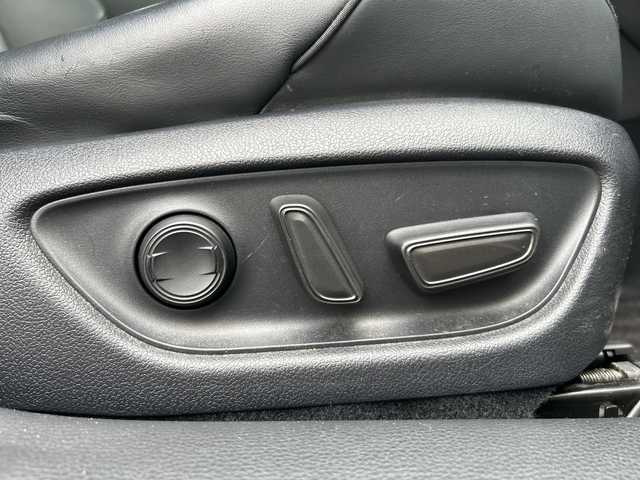 トヨタ クラウン ハイブリッド S Cパッケージ 岐阜県 2018(平30)年 8.8万km ホワイトパールクリスタルシャイン 登録時走行距離88264km/純正８インチナビ(Bluetooth接続/CDチェンジャー)/フルセグＴＶ/バックカメラ/ステアリングヒーター/レーダークルーズコントロール/パワーシート/エアシート/レザーシート/ブラインドスポットモニター/コーナーセンサー/ドライブレコーダー/禁煙車/ビルトインETC/純正アルミホイール/レーンキープアシスト/プッシュスタート/スペアキー/スマートキー