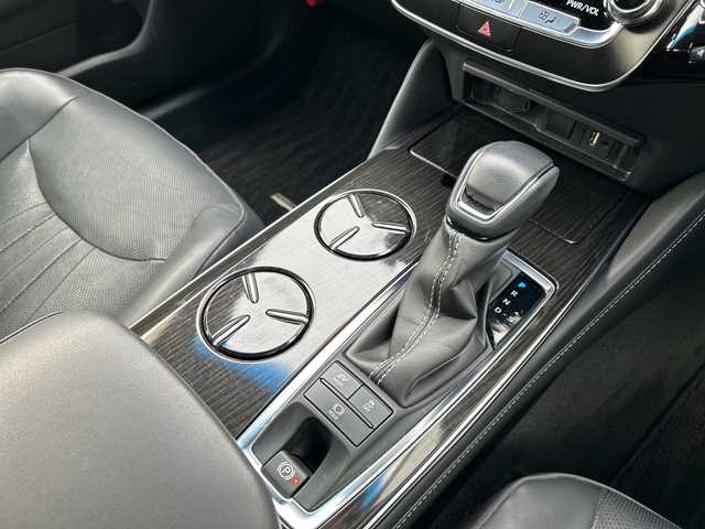 トヨタ クラウン ハイブリッド S Cパッケージ 岐阜県 2018(平30)年 8.8万km ホワイトパールクリスタルシャイン 登録時走行距離88264km/純正８インチナビ(Bluetooth接続/CDチェンジャー)/フルセグＴＶ/バックカメラ/ステアリングヒーター/レーダークルーズコントロール/パワーシート/エアシート/レザーシート/ブラインドスポットモニター/コーナーセンサー/ドライブレコーダー/禁煙車/ビルトインETC/純正アルミホイール/レーンキープアシスト/プッシュスタート/スペアキー/スマートキー