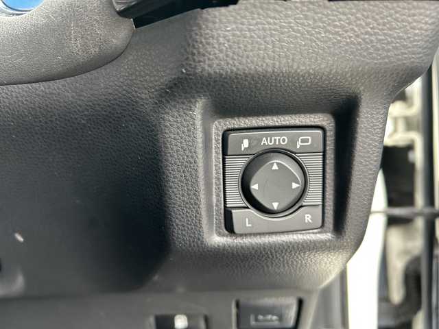 トヨタ クラウン ハイブリッド S Cパッケージ 岐阜県 2018(平30)年 8.8万km ホワイトパールクリスタルシャイン 登録時走行距離88264km/純正８インチナビ(Bluetooth接続/CDチェンジャー)/フルセグＴＶ/バックカメラ/ステアリングヒーター/レーダークルーズコントロール/パワーシート/エアシート/レザーシート/ブラインドスポットモニター/コーナーセンサー/ドライブレコーダー/禁煙車/ビルトインETC/純正アルミホイール/レーンキープアシスト/プッシュスタート/スペアキー/スマートキー