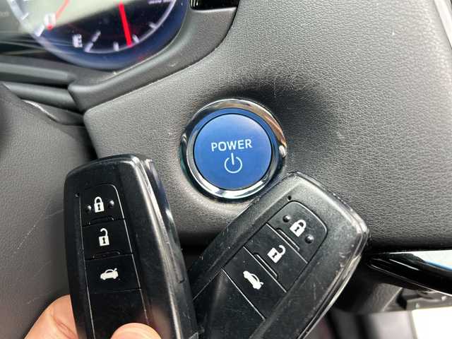 トヨタ クラウン ハイブリッド S Cパッケージ 岐阜県 2018(平30)年 8.8万km ホワイトパールクリスタルシャイン 登録時走行距離88264km/純正８インチナビ(Bluetooth接続/CDチェンジャー)/フルセグＴＶ/バックカメラ/ステアリングヒーター/レーダークルーズコントロール/パワーシート/エアシート/レザーシート/ブラインドスポットモニター/コーナーセンサー/ドライブレコーダー/禁煙車/ビルトインETC/純正アルミホイール/レーンキープアシスト/プッシュスタート/スペアキー/スマートキー