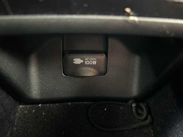 トヨタ クラウン ハイブリッド S Cパッケージ 岐阜県 2018(平30)年 8.8万km ホワイトパールクリスタルシャイン 登録時走行距離88264km/純正８インチナビ(Bluetooth接続/CDチェンジャー)/フルセグＴＶ/バックカメラ/ステアリングヒーター/レーダークルーズコントロール/パワーシート/エアシート/レザーシート/ブラインドスポットモニター/コーナーセンサー/ドライブレコーダー/禁煙車/ビルトインETC/純正アルミホイール/レーンキープアシスト/プッシュスタート/スペアキー/スマートキー