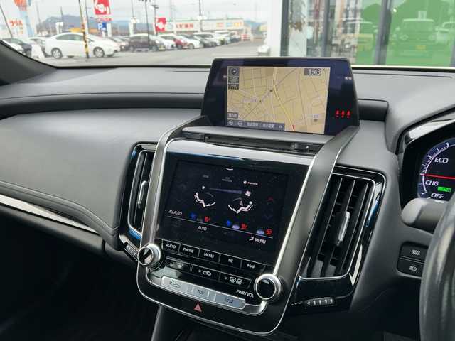 トヨタ クラウン ハイブリッド S Cパッケージ 岐阜県 2018(平30)年 8.8万km ホワイトパールクリスタルシャイン 登録時走行距離88264km/純正８インチナビ(Bluetooth接続/CDチェンジャー)/フルセグＴＶ/バックカメラ/ステアリングヒーター/レーダークルーズコントロール/パワーシート/エアシート/レザーシート/ブラインドスポットモニター/コーナーセンサー/ドライブレコーダー/禁煙車/ビルトインETC/純正アルミホイール/レーンキープアシスト/プッシュスタート/スペアキー/スマートキー