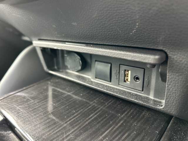 トヨタ クラウン ハイブリッド S Cパッケージ 岐阜県 2018(平30)年 8.8万km ホワイトパールクリスタルシャイン 登録時走行距離88264km/純正８インチナビ(Bluetooth接続/CDチェンジャー)/フルセグＴＶ/バックカメラ/ステアリングヒーター/レーダークルーズコントロール/パワーシート/エアシート/レザーシート/ブラインドスポットモニター/コーナーセンサー/ドライブレコーダー/禁煙車/ビルトインETC/純正アルミホイール/レーンキープアシスト/プッシュスタート/スペアキー/スマートキー