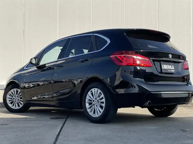 ＢＭＷ ２１８ｄ アクティブツアラー ラグジュアリー 東京都 2018(平30)年 3.9万km 黒 純正ナビ/バックモニター/CD/DVD再生/Bluetooth接続/AM/FM/ワンオーナー/ドライビングアシスト/LEDヘッドランプ/クローム枠付クローム縦12本フロントグリル/開口部台形フロントバンパー/クローム加飾付フロントフォグランプ/クロームサイドウインドウモール/リアスポイラー/クローム加飾付ボディ同色リアバンパー/シングルマフラー/205/60R16タイヤ/16インチ5本トリプルスポークアルミホイール/ファインラインストリーム木目調インパネ加飾/左右独立温度調整機能付オートエアコン/クロームU字型加飾付革巻きステアリングホイール/本革シート/パワーシート(D席/N席)/シートヒーター(D席/N席)/グレールーフライニング/HDDナビゲーション(8.8インチワイドディスプレイ)/6スピーカー/ルームミラー内蔵ETC/コネクテッドドライブスタンダード