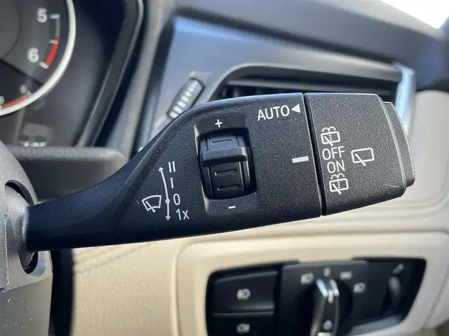 ＢＭＷ ２１８ｄ アクティブツアラー ラグジュアリー 東京都 2018(平30)年 3.9万km 黒 純正ナビ/バックモニター/CD/DVD再生/Bluetooth接続/AM/FM/ワンオーナー/ドライビングアシスト/LEDヘッドランプ/クローム枠付クローム縦12本フロントグリル/開口部台形フロントバンパー/クローム加飾付フロントフォグランプ/クロームサイドウインドウモール/リアスポイラー/クローム加飾付ボディ同色リアバンパー/シングルマフラー/205/60R16タイヤ/16インチ5本トリプルスポークアルミホイール/ファインラインストリーム木目調インパネ加飾/左右独立温度調整機能付オートエアコン/クロームU字型加飾付革巻きステアリングホイール/本革シート/パワーシート(D席/N席)/シートヒーター(D席/N席)/グレールーフライニング/HDDナビゲーション(8.8インチワイドディスプレイ)/6スピーカー/ルームミラー内蔵ETC/コネクテッドドライブスタンダード