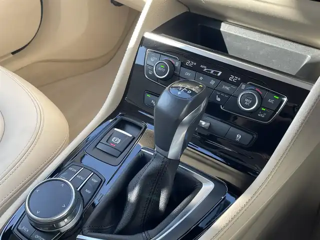 ＢＭＷ ２１８ｄ アクティブツアラー ラグジュアリー 東京都 2018(平30)年 3.9万km 黒 純正ナビ/バックモニター/CD/DVD再生/Bluetooth接続/AM/FM/ワンオーナー/ドライビングアシスト/LEDヘッドランプ/クローム枠付クローム縦12本フロントグリル/開口部台形フロントバンパー/クローム加飾付フロントフォグランプ/クロームサイドウインドウモール/リアスポイラー/クローム加飾付ボディ同色リアバンパー/シングルマフラー/205/60R16タイヤ/16インチ5本トリプルスポークアルミホイール/ファインラインストリーム木目調インパネ加飾/左右独立温度調整機能付オートエアコン/クロームU字型加飾付革巻きステアリングホイール/本革シート/パワーシート(D席/N席)/シートヒーター(D席/N席)/グレールーフライニング/HDDナビゲーション(8.8インチワイドディスプレイ)/6スピーカー/ルームミラー内蔵ETC/コネクテッドドライブスタンダード