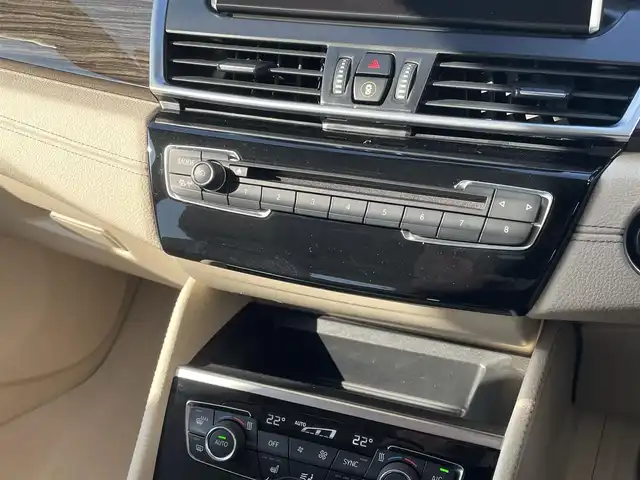 ＢＭＷ ２１８ｄ アクティブツアラー ラグジュアリー 東京都 2018(平30)年 3.9万km 黒 純正ナビ/バックモニター/CD/DVD再生/Bluetooth接続/AM/FM/ワンオーナー/ドライビングアシスト/LEDヘッドランプ/クローム枠付クローム縦12本フロントグリル/開口部台形フロントバンパー/クローム加飾付フロントフォグランプ/クロームサイドウインドウモール/リアスポイラー/クローム加飾付ボディ同色リアバンパー/シングルマフラー/205/60R16タイヤ/16インチ5本トリプルスポークアルミホイール/ファインラインストリーム木目調インパネ加飾/左右独立温度調整機能付オートエアコン/クロームU字型加飾付革巻きステアリングホイール/本革シート/パワーシート(D席/N席)/シートヒーター(D席/N席)/グレールーフライニング/HDDナビゲーション(8.8インチワイドディスプレイ)/6スピーカー/ルームミラー内蔵ETC/コネクテッドドライブスタンダード
