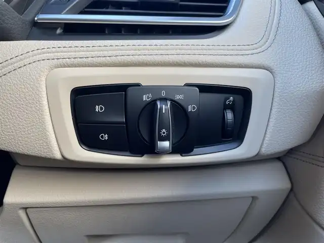 ＢＭＷ ２１８ｄ アクティブツアラー ラグジュアリー 東京都 2018(平30)年 3.9万km 黒 純正ナビ/バックモニター/CD/DVD再生/Bluetooth接続/AM/FM/ワンオーナー/ドライビングアシスト/LEDヘッドランプ/クローム枠付クローム縦12本フロントグリル/開口部台形フロントバンパー/クローム加飾付フロントフォグランプ/クロームサイドウインドウモール/リアスポイラー/クローム加飾付ボディ同色リアバンパー/シングルマフラー/205/60R16タイヤ/16インチ5本トリプルスポークアルミホイール/ファインラインストリーム木目調インパネ加飾/左右独立温度調整機能付オートエアコン/クロームU字型加飾付革巻きステアリングホイール/本革シート/パワーシート(D席/N席)/シートヒーター(D席/N席)/グレールーフライニング/HDDナビゲーション(8.8インチワイドディスプレイ)/6スピーカー/ルームミラー内蔵ETC/コネクテッドドライブスタンダード