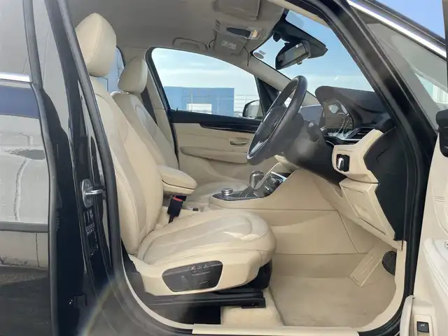 ＢＭＷ ２１８ｄ アクティブツアラー ラグジュアリー 東京都 2018(平30)年 3.9万km 黒 純正ナビ/バックモニター/CD/DVD再生/Bluetooth接続/AM/FM/ワンオーナー/ドライビングアシスト/LEDヘッドランプ/クローム枠付クローム縦12本フロントグリル/開口部台形フロントバンパー/クローム加飾付フロントフォグランプ/クロームサイドウインドウモール/リアスポイラー/クローム加飾付ボディ同色リアバンパー/シングルマフラー/205/60R16タイヤ/16インチ5本トリプルスポークアルミホイール/ファインラインストリーム木目調インパネ加飾/左右独立温度調整機能付オートエアコン/クロームU字型加飾付革巻きステアリングホイール/本革シート/パワーシート(D席/N席)/シートヒーター(D席/N席)/グレールーフライニング/HDDナビゲーション(8.8インチワイドディスプレイ)/6スピーカー/ルームミラー内蔵ETC/コネクテッドドライブスタンダード