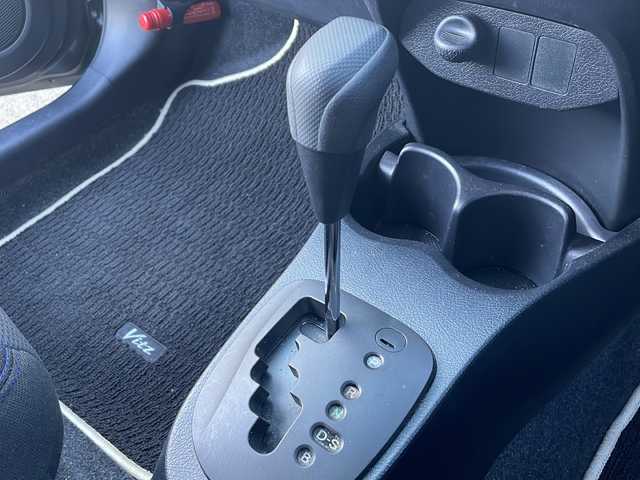 トヨタ ヴィッツ F LEDエディション 道北・旭川 2016(平28)年 8.3万km ブラックマイカ ・4WD/・禁煙車/・純正SDナビ　NSCP-W64/BT/CD/TV/AUX/・バックカメラ/・4WDオートモードスイッチ/・LEDヘッドライト/・トラクションコントロールシステム/・プライバシーガラス/・ETC/・ドアバイザー/・電動格納ミラー/・純正フロアマット/・保証書/・取扱説明書