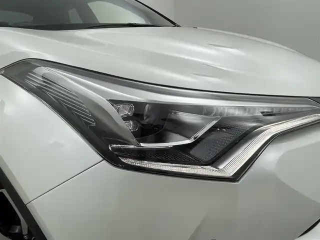 トヨタ Ｃ－ＨＲ G 群馬県 2018(平30)年 5万km ホワイトパールクリスタルシャイン 社外ナビ　Ｂカメラ　衝突軽減　レーダークルコン　コーナーセンサー　レーンキープ　ブラインドスポットモニター　横滑り防止　オートハイビーム　ＬＥＤ　ドラレコ　ＥＴＣ　シートヒーター　純正１８ＡＷ　禁煙車