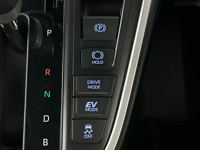 トヨタ ノア ハイブリッド S－Z 愛知県 2022(令4)年 3.9万km アティチュードブラックマイカ 禁煙車/純正10.5インチナビ/（CD/DVD/フルセグTV/Bluetooth/USB)/バックカメラ/純正フリップダウンモニター/AC100V電源/トヨタセーフティセンス/・プリクラッシュセーフティ/・レーントレーシングアシスト/・レーダークルーズコントロール/・アダプティブハイビームシステム/・ロードサインアシスト/・プロアクティブドライビングアシスト/・発進遅れ告知機能/・フロントクロストラフィックアラート/・レーンチェンジアシスト/ETC２．０/ドライブレコーダー/オットマン/ハーフレザーシート/前席シートヒーター/両側パワースライドドア/純正17インチアルミホイール/スマートキー/プッシュスタート/LEDヘッドライト/純正フロアマット
