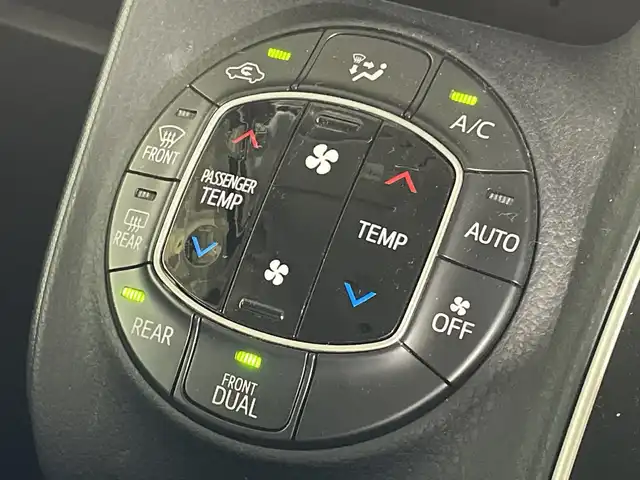 トヨタ ノア Si 福岡県 2015(平27)年 9.9万km ホワイトパールクリスタルシャイン 純正メモリナビ/・CD/DVD/BT/フルセグTV/・バックモニター/純正フリップダウンモニター/両側パワースライドドア/ETC/ドライブレコーダー前後/スマートキー/・スペアキー/・プッシュスタート/オートライト/・ォグランプ/革巻きステアリング/・ステアリングリモコン/純正16インチアルミホイール/純正フロアマット/純正ドアバイザー