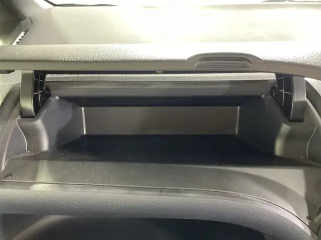 トヨタ ノア Si 福岡県 2015(平27)年 9.9万km ホワイトパールクリスタルシャイン 純正メモリナビ/・CD/DVD/BT/フルセグTV/・バックモニター/純正フリップダウンモニター/両側パワースライドドア/ETC/ドライブレコーダー前後/スマートキー/・スペアキー/・プッシュスタート/オートライト/・ォグランプ/革巻きステアリング/・ステアリングリモコン/純正16インチアルミホイール/純正フロアマット/純正ドアバイザー