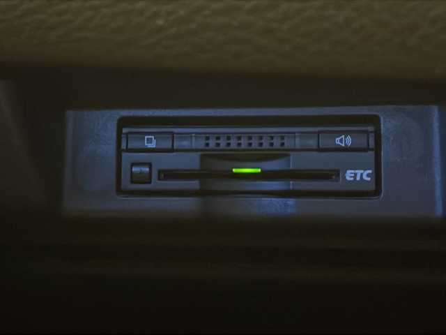 トヨタ ハリアー ハイブリッド プレミアム 福井県 2015(平27)年 8.1万km ホワイトパールクリスタルシャイン モデリスタエアロ/JLBサウンドシステム/純正8インチSDナビ/フルセグTV/BT/DVD/CD/SD/USB/AUX/バックカメラ/クルーズコントロール/プリクラッシュセーフティ/レーンキープアシスト/オートハイビーム/ETC/前後ドライブレコーダー/パワーバックドア/パワーシート/レザーシート/ウッドコンビステアリング/オートライト/LEDヘッドライト/クリスタルシフトノブ/純正シフトノブ車載/純正18インチアルミホイール/純正フロアマット/100V電源/MTモード付AT/プッシュスタート/スマートキー×2