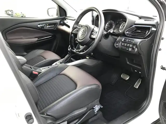 スズキ フロンクス 鳥取県 2024(令6)年 0.6万km パールⅡ ４・W・D/ツートンカラー/ルーフブラック/純正9インチナビ/フルセグ/BT/USB/HDMI/全方位モニター/スズキセーフティサポート/ブラインドスポットモニター/レーンキープアシスト/レーダークルーズコントロール/ヘッドアップディスプレイ/ETC/ハーフレザーシート/前席シートヒーター/置くだけ充電/LEDヘットライト/ハイビームアシスト/純正16インチアルミホイール/プッシュエンジンスタート/アイドリングストップ/スマートキー/フロアマット