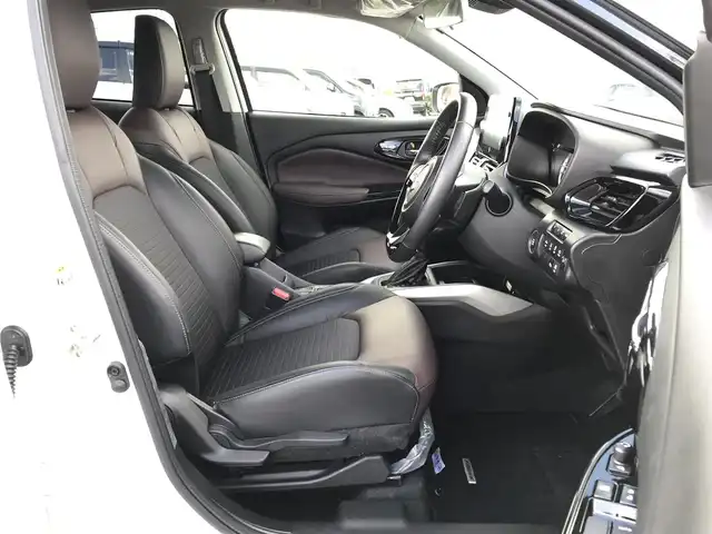 スズキ フロンクス 鳥取県 2024(令6)年 0.6万km パールⅡ ４・W・D/ツートンカラー/ルーフブラック/純正9インチナビ/フルセグ/BT/USB/HDMI/全方位モニター/スズキセーフティサポート/ブラインドスポットモニター/レーンキープアシスト/レーダークルーズコントロール/ヘッドアップディスプレイ/ETC/ハーフレザーシート/前席シートヒーター/置くだけ充電/LEDヘットライト/ハイビームアシスト/純正16インチアルミホイール/プッシュエンジンスタート/アイドリングストップ/スマートキー/フロアマット