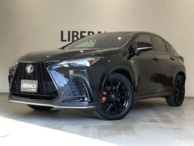 レクサス ＮＸ 350h Fスポーツ 熊本県 2023(令5)年 3万km グラファイトブラックガラスフレーク ・スマートキー/・プッシュスタート/・パノラマサンルーフ/・プリクラッシュセーフティ/・道路標識アシスト/・前後クロストラフィックアラート/・レーンデパーチャーアラート/・レーンチェンジアシスト/・ブラインドスポットモニター/・安心降車アシスト/・プロアクティブドライビングアシスト/・リアカメラディテクション/・オートマチックハイビーム/・クルーズコントロール(追従式)/・黒革シート/・前席パワーシート/・前席エアシート/・前席シートヒーター/・ハンドルヒーター/・純正メモリナビ/　【Bluetooth・USB】/・フルセグTV/・全方位カメラ/・ETC2.0/・ヘッドアップディスプレイ/・ワイヤレス充電/・パワーバックドア/・LEDヘッドランプ/・LEDフォグランプ/・純正マット