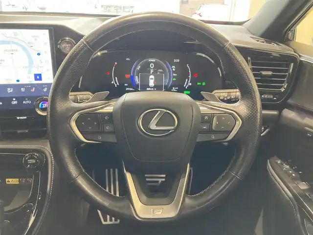 レクサス ＮＸ 350h Fスポーツ 熊本県 2023(令5)年 3万km グラファイトブラックガラスフレーク ・スマートキー/・プッシュスタート/・パノラマサンルーフ/・プリクラッシュセーフティ/・道路標識アシスト/・前後クロストラフィックアラート/・レーンデパーチャーアラート/・レーンチェンジアシスト/・ブラインドスポットモニター/・安心降車アシスト/・プロアクティブドライビングアシスト/・リアカメラディテクション/・オートマチックハイビーム/・クルーズコントロール(追従式)/・黒革シート/・前席パワーシート/・前席エアシート/・前席シートヒーター/・ハンドルヒーター/・純正メモリナビ/　【Bluetooth・USB】/・フルセグTV/・全方位カメラ/・ETC2.0/・ヘッドアップディスプレイ/・ワイヤレス充電/・パワーバックドア/・LEDヘッドランプ/・LEDフォグランプ/・純正マット