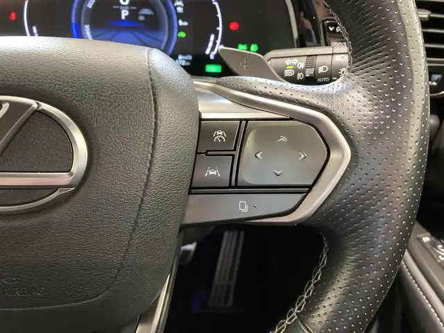 レクサス ＮＸ 350h Fスポーツ 熊本県 2023(令5)年 3万km グラファイトブラックガラスフレーク ・スマートキー/・プッシュスタート/・パノラマサンルーフ/・プリクラッシュセーフティ/・道路標識アシスト/・前後クロストラフィックアラート/・レーンデパーチャーアラート/・レーンチェンジアシスト/・ブラインドスポットモニター/・安心降車アシスト/・プロアクティブドライビングアシスト/・リアカメラディテクション/・オートマチックハイビーム/・クルーズコントロール(追従式)/・黒革シート/・前席パワーシート/・前席エアシート/・前席シートヒーター/・ハンドルヒーター/・純正メモリナビ/　【Bluetooth・USB】/・フルセグTV/・全方位カメラ/・ETC2.0/・ヘッドアップディスプレイ/・ワイヤレス充電/・パワーバックドア/・LEDヘッドランプ/・LEDフォグランプ/・純正マット