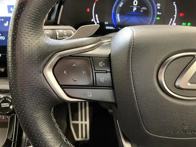 レクサス ＮＸ 350h Fスポーツ 熊本県 2023(令5)年 3万km グラファイトブラックガラスフレーク ・スマートキー/・プッシュスタート/・パノラマサンルーフ/・プリクラッシュセーフティ/・道路標識アシスト/・前後クロストラフィックアラート/・レーンデパーチャーアラート/・レーンチェンジアシスト/・ブラインドスポットモニター/・安心降車アシスト/・プロアクティブドライビングアシスト/・リアカメラディテクション/・オートマチックハイビーム/・クルーズコントロール(追従式)/・黒革シート/・前席パワーシート/・前席エアシート/・前席シートヒーター/・ハンドルヒーター/・純正メモリナビ/　【Bluetooth・USB】/・フルセグTV/・全方位カメラ/・ETC2.0/・ヘッドアップディスプレイ/・ワイヤレス充電/・パワーバックドア/・LEDヘッドランプ/・LEDフォグランプ/・純正マット