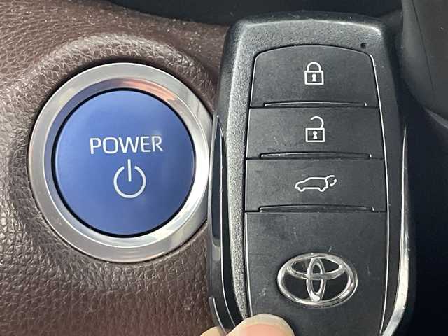 トヨタ ヤリスクロス ハイブリッド Z 愛知県 2021(令3)年 3.6万km ホワイトパールクリスタルシャイン 禁煙車/純正8インチディスプレーオーディオ/（AM/FM/Bluetooth/USB)/全方位カメラ/トヨタセーフティセンス/・レーダークルーズコントロール/・プリクラッシュセーフティ/・オートマチックハイビーム/・ブラインドスポットモニター/・クリアランスソナー/・レーントレーシングアシスト/・レーンディパーチャーアラート/ヘッドアップディスプレイ/ETC2.0/ドライブレコーダー/シートヒーター/ハーフレザーシート/ステアリングヒーター/パワーバックドア/LEDヘッドライト/フロントフォグランプ/スマートキー/スペアキー有/プッシュスタート/純正18インチアルミホイール/横滑り防止装置/純正フロアマット/電子パーキングブレーキ/オートホールド