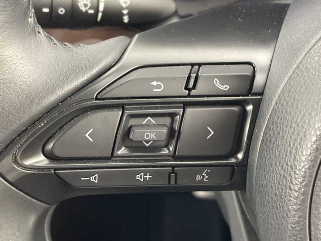 トヨタ ヤリスクロス ハイブリッド Z 愛知県 2021(令3)年 3.6万km ホワイトパールクリスタルシャイン 禁煙車/純正8インチディスプレーオーディオ/（AM/FM/Bluetooth/USB)/全方位カメラ/トヨタセーフティセンス/・レーダークルーズコントロール/・プリクラッシュセーフティ/・オートマチックハイビーム/・ブラインドスポットモニター/・クリアランスソナー/・レーントレーシングアシスト/・レーンディパーチャーアラート/ヘッドアップディスプレイ/ETC2.0/ドライブレコーダー/シートヒーター/ハーフレザーシート/ステアリングヒーター/パワーバックドア/LEDヘッドライト/フロントフォグランプ/スマートキー/スペアキー有/プッシュスタート/純正18インチアルミホイール/横滑り防止装置/純正フロアマット/電子パーキングブレーキ/オートホールド