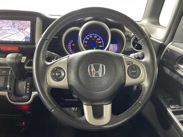 ホンダ Ｎ ＢＯＸ カスタム G ターボパッケージ 神奈川県 2013(平25)年 11.6万km クリスタルブラックパール 社外7型SDナビ/・CD/DVD/Bluetooth/フルセグ/ETC/バックカメラ/パドルシフト/革調シートカバー/両側電動スライドドア/革巻きハンドルノブ/電格ミラー/ドラレコ/HID/フォグ