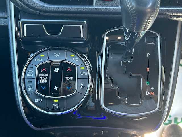 トヨタ ヴォクシー ZS 煌Ⅲ 福岡県 2021(令3)年 5.6万km ブラック フリップダウンモニター/モデリスタエアロ/純正10型ナビ/バックカメラ/フルセグ/トヨタセーフティセンス/両側パワースライドドア/前後ドライブレコーダーT‘Z/ビルトインETC/ハーフレザーシート/RAYS VERSUSアルミホイール/LEDヘッドライト/プッシュスタート/スマートキー×2