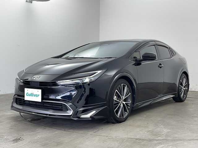 トヨタ プリウス Z 兵庫県 2023(令5)年 3.5万km アティチュードブラックマイカ ・純正ナビ/Bluetooth/TV/USB/Miracast/・全方位カメラ/・Toyota Safety Sense/・プリクラッシュセーフティ/・緊急時操舵支援（アクティブ操舵機能付）/・フロントクロストラフィックアラート［FCTA］/・レーンチェンジアシスト［LCA］/・レーントレーシングアシスト［LTA］/・レーンディパーチャーアラート［LDA］ /・レーダークルーズコントロール/・オートマチックハイビーム［AHB］ /・ロードサインアシスト［RSA］ /・ドライバー異常時対応システム /・プロアクティブドライビングアシスト［PDA］ /・発進遅れ告知機能［TMN］ /・ブラインドスポットモニター［BSM］ /・パーキングサポートブレーキ（前後方静止物）（後方接近車両）/・寒冷地仕様車/・クリアランスソナー/・オートマチックハイビーム/・デジタルインナーミラー/・パワートランク/・ステアリングヒーター/・革シート/・前席シートヒーター/・前席エアシート/・ナノイーX/・AC100V充電/・フロントワイパーデアイサー/・純正19インチアルミホイール/・LEDオートライト/・リアフォグ/・モデリスタエアロ/・ビルトインETC
