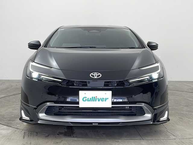 トヨタ プリウス Z 兵庫県 2023(令5)年 3.5万km アティチュードブラックマイカ ・純正ナビ/Bluetooth/TV/USB/Miracast/・全方位カメラ/・Toyota Safety Sense/・プリクラッシュセーフティ/・緊急時操舵支援（アクティブ操舵機能付）/・フロントクロストラフィックアラート［FCTA］/・レーンチェンジアシスト［LCA］/・レーントレーシングアシスト［LTA］/・レーンディパーチャーアラート［LDA］ /・レーダークルーズコントロール/・オートマチックハイビーム［AHB］ /・ロードサインアシスト［RSA］ /・ドライバー異常時対応システム /・プロアクティブドライビングアシスト［PDA］ /・発進遅れ告知機能［TMN］ /・ブラインドスポットモニター［BSM］ /・パーキングサポートブレーキ（前後方静止物）（後方接近車両）/・寒冷地仕様車/・クリアランスソナー/・オートマチックハイビーム/・デジタルインナーミラー/・パワートランク/・ステアリングヒーター/・革シート/・前席シートヒーター/・前席エアシート/・ナノイーX/・AC100V充電/・フロントワイパーデアイサー/・純正19インチアルミホイール/・LEDオートライト/・リアフォグ/・モデリスタエアロ/・ビルトインETC