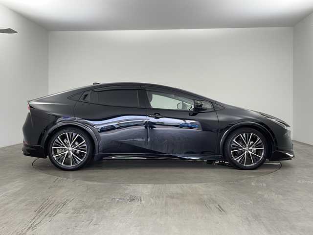 トヨタ プリウス Z 兵庫県 2023(令5)年 3.5万km アティチュードブラックマイカ ・純正ナビ/Bluetooth/TV/USB/Miracast/・全方位カメラ/・Toyota Safety Sense/・プリクラッシュセーフティ/・緊急時操舵支援（アクティブ操舵機能付）/・フロントクロストラフィックアラート［FCTA］/・レーンチェンジアシスト［LCA］/・レーントレーシングアシスト［LTA］/・レーンディパーチャーアラート［LDA］ /・レーダークルーズコントロール/・オートマチックハイビーム［AHB］ /・ロードサインアシスト［RSA］ /・ドライバー異常時対応システム /・プロアクティブドライビングアシスト［PDA］ /・発進遅れ告知機能［TMN］ /・ブラインドスポットモニター［BSM］ /・パーキングサポートブレーキ（前後方静止物）（後方接近車両）/・寒冷地仕様車/・クリアランスソナー/・オートマチックハイビーム/・デジタルインナーミラー/・パワートランク/・ステアリングヒーター/・革シート/・前席シートヒーター/・前席エアシート/・ナノイーX/・AC100V充電/・フロントワイパーデアイサー/・純正19インチアルミホイール/・LEDオートライト/・リアフォグ/・モデリスタエアロ/・ビルトインETC