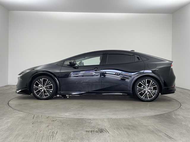 トヨタ プリウス Z 兵庫県 2023(令5)年 3.5万km アティチュードブラックマイカ ・純正ナビ/Bluetooth/TV/USB/Miracast/・全方位カメラ/・Toyota Safety Sense/・プリクラッシュセーフティ/・緊急時操舵支援（アクティブ操舵機能付）/・フロントクロストラフィックアラート［FCTA］/・レーンチェンジアシスト［LCA］/・レーントレーシングアシスト［LTA］/・レーンディパーチャーアラート［LDA］ /・レーダークルーズコントロール/・オートマチックハイビーム［AHB］ /・ロードサインアシスト［RSA］ /・ドライバー異常時対応システム /・プロアクティブドライビングアシスト［PDA］ /・発進遅れ告知機能［TMN］ /・ブラインドスポットモニター［BSM］ /・パーキングサポートブレーキ（前後方静止物）（後方接近車両）/・寒冷地仕様車/・クリアランスソナー/・オートマチックハイビーム/・デジタルインナーミラー/・パワートランク/・ステアリングヒーター/・革シート/・前席シートヒーター/・前席エアシート/・ナノイーX/・AC100V充電/・フロントワイパーデアイサー/・純正19インチアルミホイール/・LEDオートライト/・リアフォグ/・モデリスタエアロ/・ビルトインETC