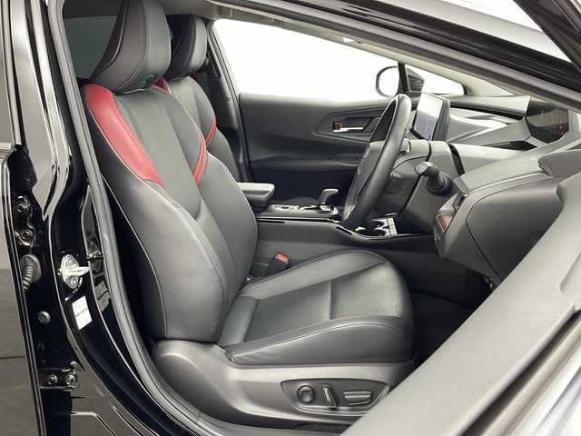 トヨタ プリウス Z 兵庫県 2023(令5)年 3.5万km アティチュードブラックマイカ ・純正ナビ/Bluetooth/TV/USB/Miracast/・全方位カメラ/・Toyota Safety Sense/・プリクラッシュセーフティ/・緊急時操舵支援（アクティブ操舵機能付）/・フロントクロストラフィックアラート［FCTA］/・レーンチェンジアシスト［LCA］/・レーントレーシングアシスト［LTA］/・レーンディパーチャーアラート［LDA］ /・レーダークルーズコントロール/・オートマチックハイビーム［AHB］ /・ロードサインアシスト［RSA］ /・ドライバー異常時対応システム /・プロアクティブドライビングアシスト［PDA］ /・発進遅れ告知機能［TMN］ /・ブラインドスポットモニター［BSM］ /・パーキングサポートブレーキ（前後方静止物）（後方接近車両）/・寒冷地仕様車/・クリアランスソナー/・オートマチックハイビーム/・デジタルインナーミラー/・パワートランク/・ステアリングヒーター/・革シート/・前席シートヒーター/・前席エアシート/・ナノイーX/・AC100V充電/・フロントワイパーデアイサー/・純正19インチアルミホイール/・LEDオートライト/・リアフォグ/・モデリスタエアロ/・ビルトインETC